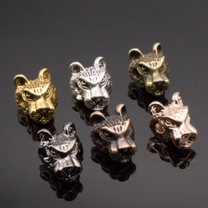 Détails des pendentifs tête de loup en métal en six couleurs sur surface noire