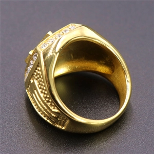 Bague maçonnique plaquée or pour homme avec pavé de zircons et gravures texturées