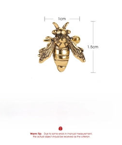 Detailed size and specs info for the vintage bee ear cuff showing 1cm x 1.5cm dimensions