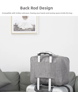 Détail de la sangle pour valise sur le sac de voyage posé sur un bagage argenté