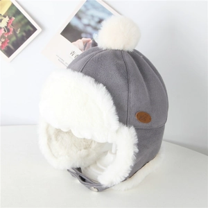 Bonnet d'hiver pour enfants en tissu gris et peluche blanche pour le ski et le froid