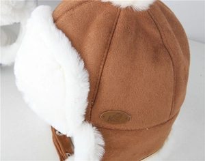 Gros plan du bonnet aviateur marron montrant la doublure en fourrure synthétique douce