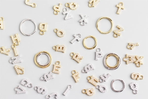 Vue détaillée des boucles d'oreilles alphabet en argent S925 avec zircons cubiques