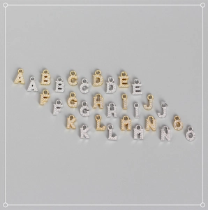 Vue détaillée de breloques alphabet en argent S925 avec zircons blancs et boucles