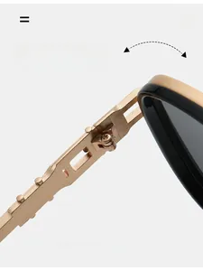 Detailaufnahme der robusten Metallscharniere an schwarzer Fliegerbrille mit Golddekor
