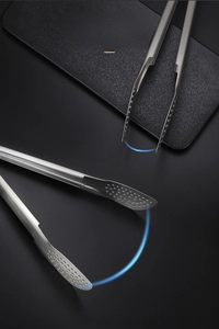 Détail de pinces de cuisine en inox 304 avec texture antidérapante et ouverture réglable