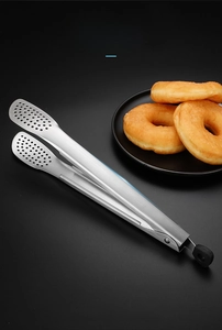 Détail de la pince de cuisine en acier 304 avec trous d'égouttage et boucle de blocage