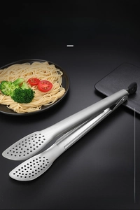 Détail d'une pince de cuisine en acier 304 avec trous de drainage et verrou à anneau noir