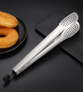 Détail de la pince de cuisine en acier inoxydable 304 avec tête perforée et manche noir