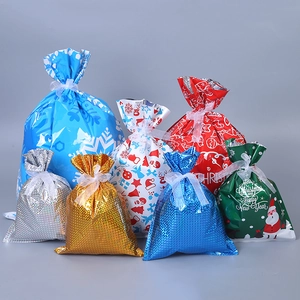 Weihnachtsgeschenktüten mit Kordelzug, festliche Süßigkeitentaschen für Partyartikel.