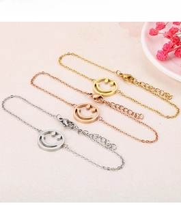 Detaillierte Ansicht von drei minimalistischen Smiley-Armbändern in Gold, Roségold und Silber