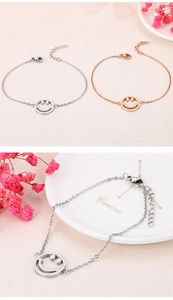 Detailansicht der lächelnden Gesichts-Armbänder mit verstellbarer Kette in Silber und Roségold