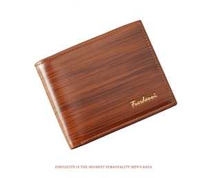 Gros plan du portefeuille bicolore marron texturé bois avec logo doré et coutures