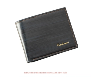 Détail macro du portefeuille homme avec grain de bois sombre et coutures contrastées