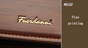 Détail macro du portefeuille en cuir marron avec logo Fuerdanni doré et coutures fines