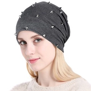 Gros plan du bonnet en tricot gris foncé orné de rivets métalliques argentés polis