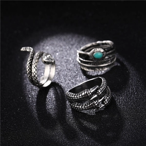 Set de tres anillos punk con serpiente y garra de dragón en aleación con detalle turquesa