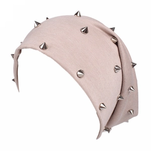 Bonnet en tricot rose unisexe avec pointes métalliques argentées sur fond blanc