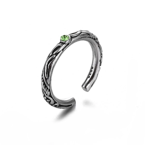Detalle de anillo abierto de plata vintage con sello S925 y piedra verde