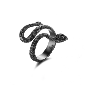 Primer plano detallado de un anillo de serpiente negro punk con texturas de escamas
