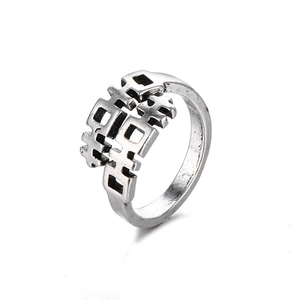 Primer plano de un anillo vintage de plata con diseño calado chino de la Doble Felicidad