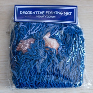 Filet de pêche décoratif bleu méditerranéen avec coquillages dans son emballage 100x200cm