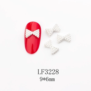 Vue détaillée du nœud en perles 9x6mm sur faux ongle rouge avec dimensions