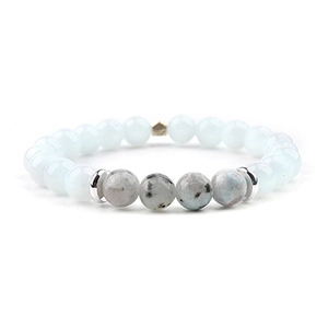 Dettaglio del bracciale con pietre di luna azzurre, grigie e distanziatori in metallo argento