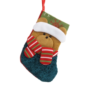 Chaussette de Noël bleu foncé avec ours en peluche 3D et flocons sur fond blanc isolé