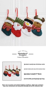 Détails des chaussettes de Noël avec broderies du Père Noël, d'un renne et d'un bonhomme