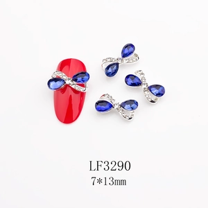 Dettaglio di ciondoli per unghie a fiocco 7x13mm con pietre blu scuro e base in argento