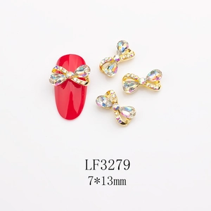 Dettaglio di ciondoli per unghie a fiocco in cristallo aurora 7x13mm su manicure rossa