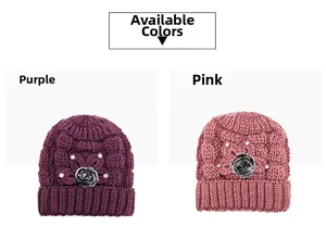 Détails de broderie florale et de strass sur des bonnets d'hiver en tricot épais