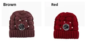 Détail de bonnets en tricot avec fleurs 3D, pompons en fourrure et perles en rouge et brun