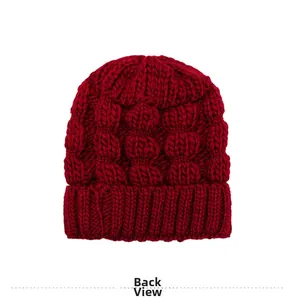 Vue arrière détaillée montrant la texture en maille torsadée de ce bonnet d'hiver rouge