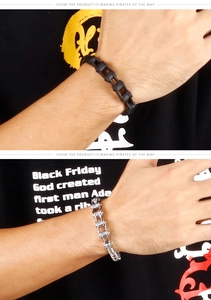 Details der Motorradketten-Armbänder in Silber und Schwarz aus Edelstahl am Handgelenk