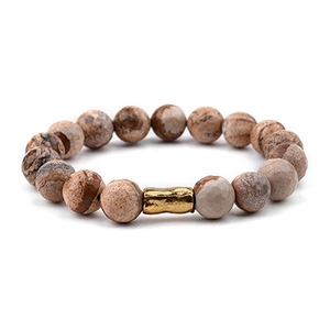 Dettaglio del bracciale in pietre naturali con elemento in rame dorato martellato