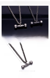 Vue détaillée du collier avec pendentif haltère en acier inoxydable et ses dimensions