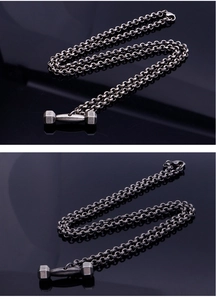 Détails du pendentif haltère en acier titane avec chaîne serpent à texture métallique