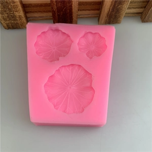 Moule en silicone rose avec trois nénuphars pour décoration de gâteaux et fondant