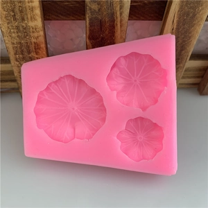 Moule en silicone rose avec trois motifs de feuilles de lotus pour décoration