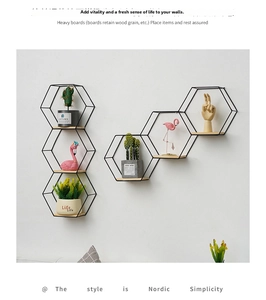 Détail d'étagères hexagonales en fer noir avec base en bois au design nid d'abeille moderne