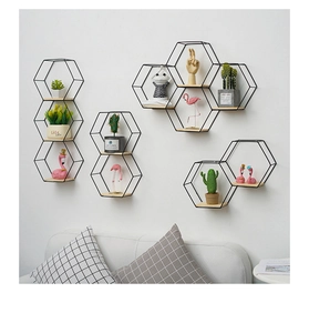 Étagère murale hexagonale avec cadre en fer et base en bois naturel pour décor nordique