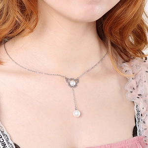 Collier élégant avec pendentif papillon en acier inoxydable argenté et accents de perles