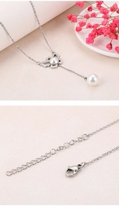 Détails du pendentif papillon argenté avec perle blanche et fermoir mousqueton robuste
