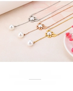 Détails des colliers pendentif papillon avec perles blanches en finitions or et argent