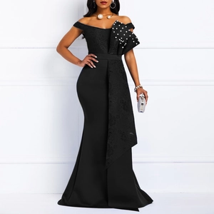 Elegantes schwarzes schulterfreies Spitzenkleid mit Perlenknöpfen und Meerjungfrau-Saum