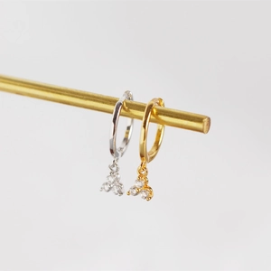 Détail de créoles en argent 925 avec pendentifs en zircone triangulaire en or et argent