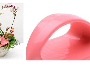 Dettaglio dell'impugnatura ergonomica rosa di una spazzola per bucato multiuso portatile
