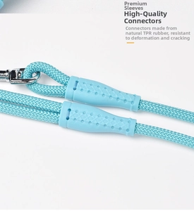 Détail de la laisse en nylon tressé bleu clair avec joint en caoutchouc TPR et mousqueton